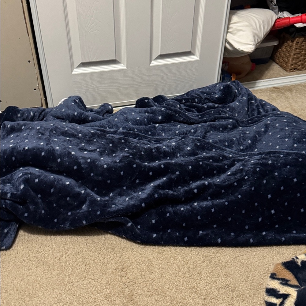 Life Comfort 10 ftPlush Blue Blanket with White Dots